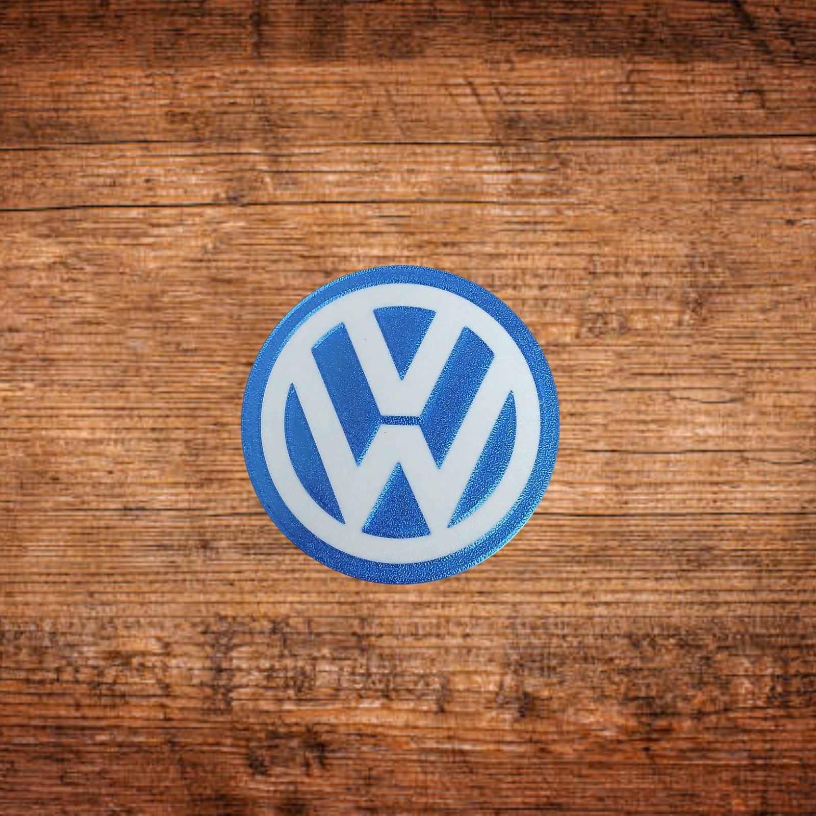 Runder Untersetzer mit VW-Logo, blau eingefasst
