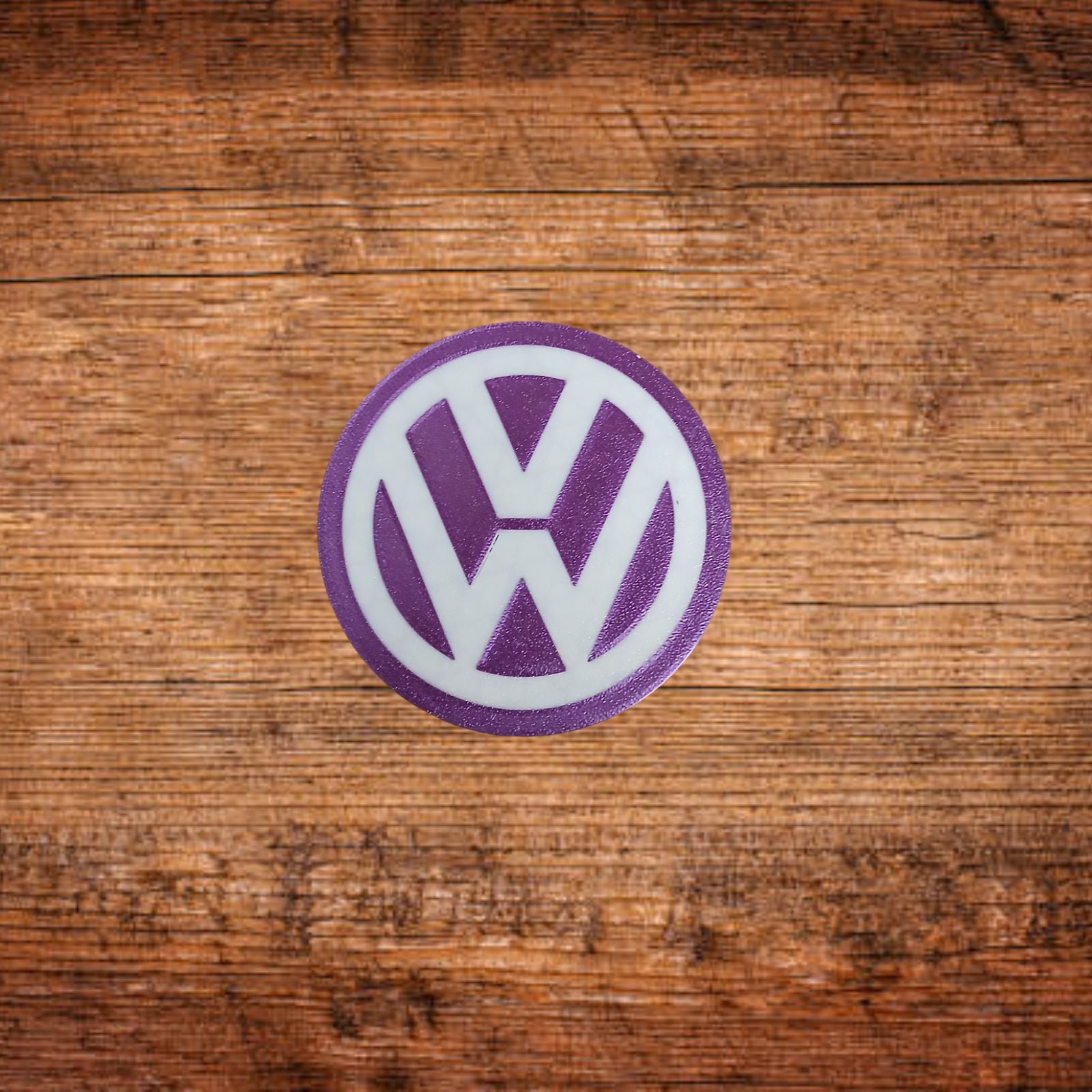 Runder Untersetzer mit VW-Logo, violett eingefasst