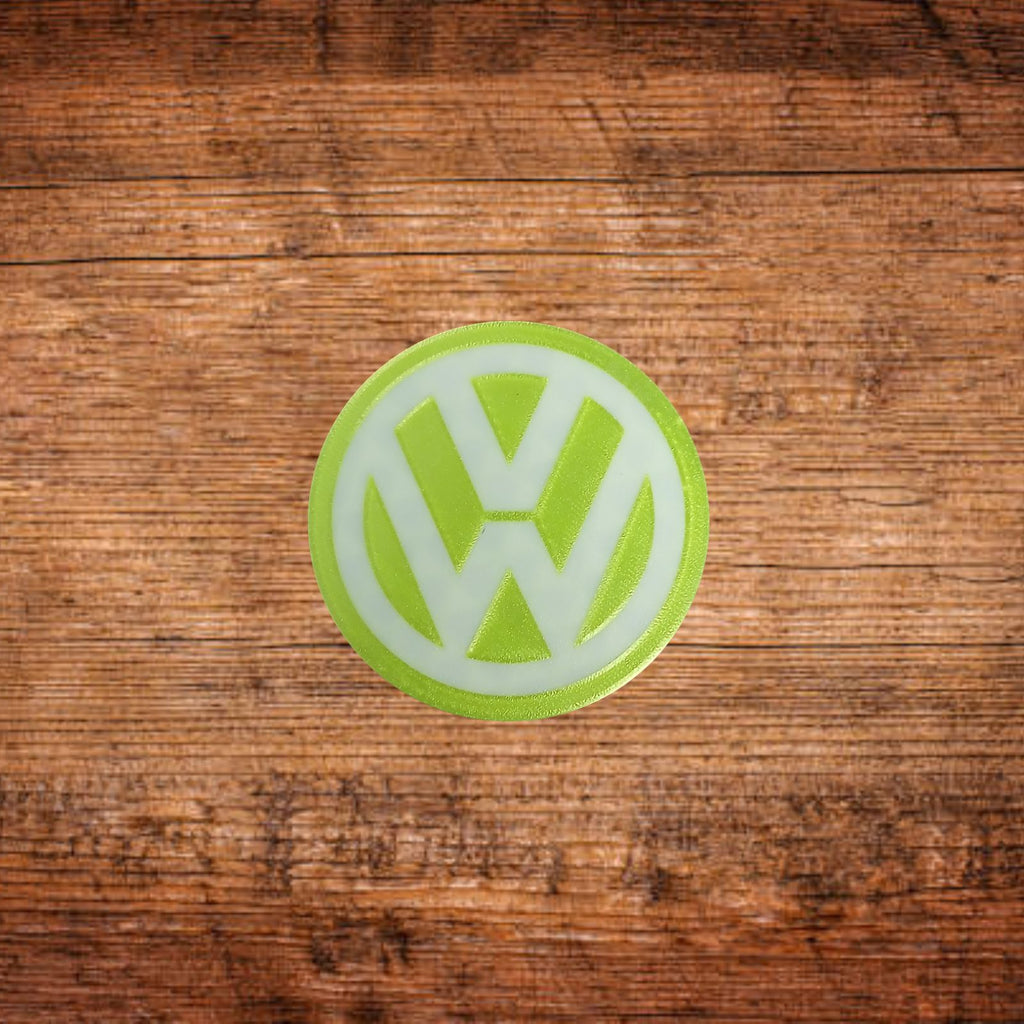 Runder Untersetzer mit VW-Logo, grün eingefasst
