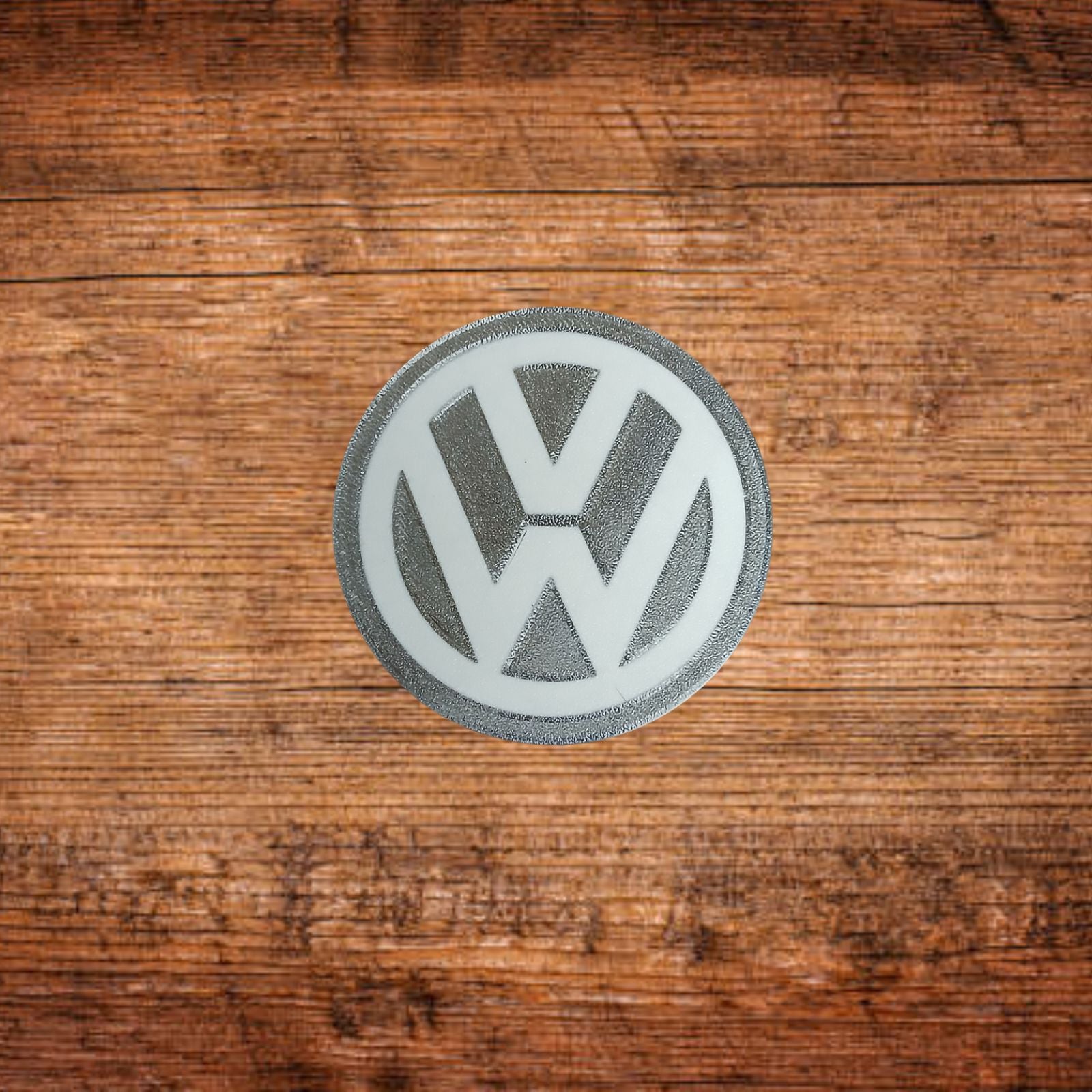 Runder Untersetzer mit VW-Logo, silbergrau eingefasst