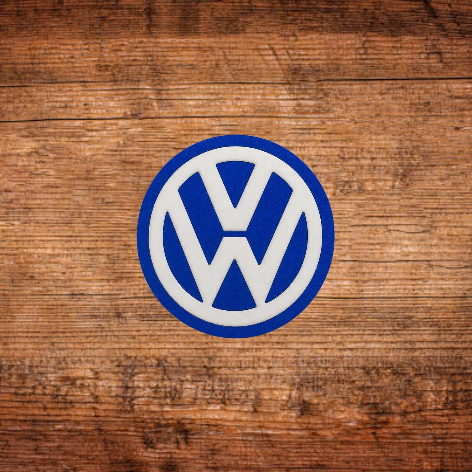 Runder Untersetzer mit VW-Logo, dunkelblau eingefasst