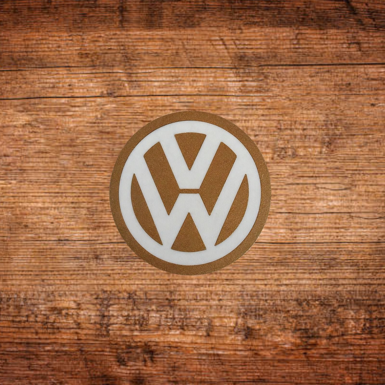 Runder Untersetzer mit VW-Logo, braun eingefasst