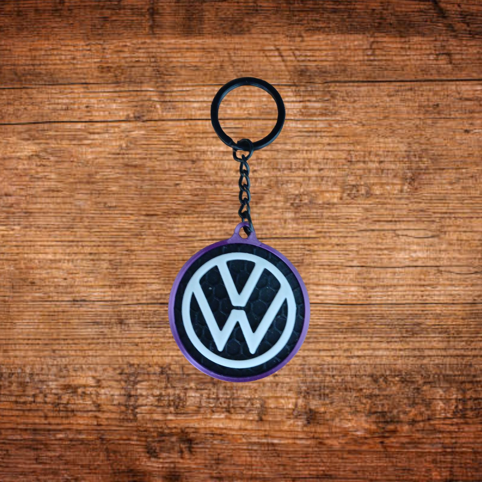 VW Schlüsselanhänger mit rundem VW-Logo, violettem Rand und Schlüsselring