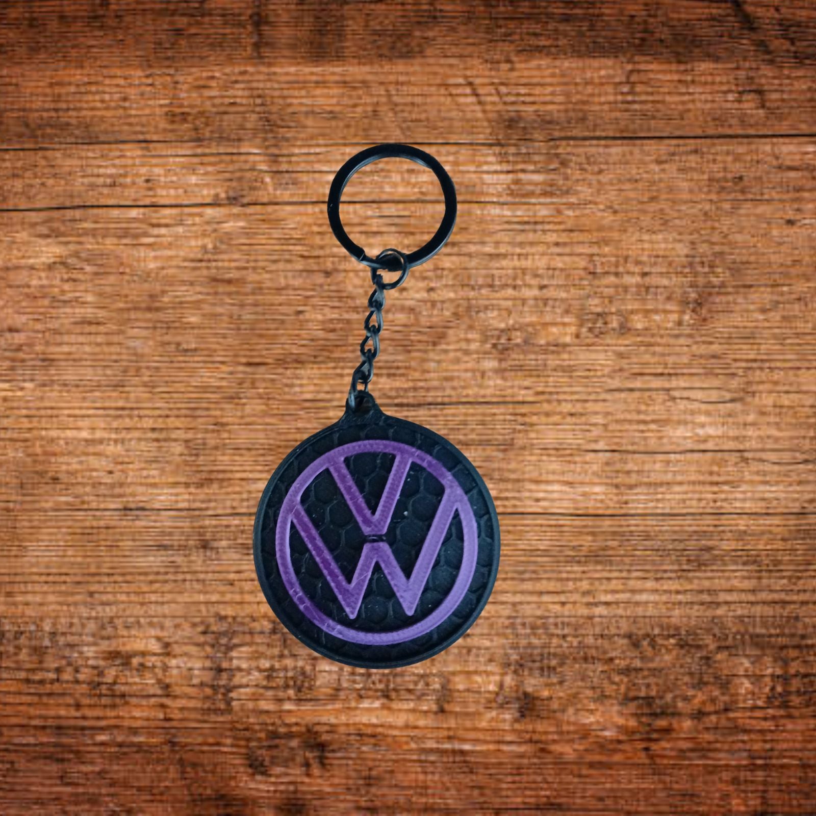 VW Schlüsselanhänger: rundes Emblem mit VW-Logo, violette Einfassung, Kette und Ring