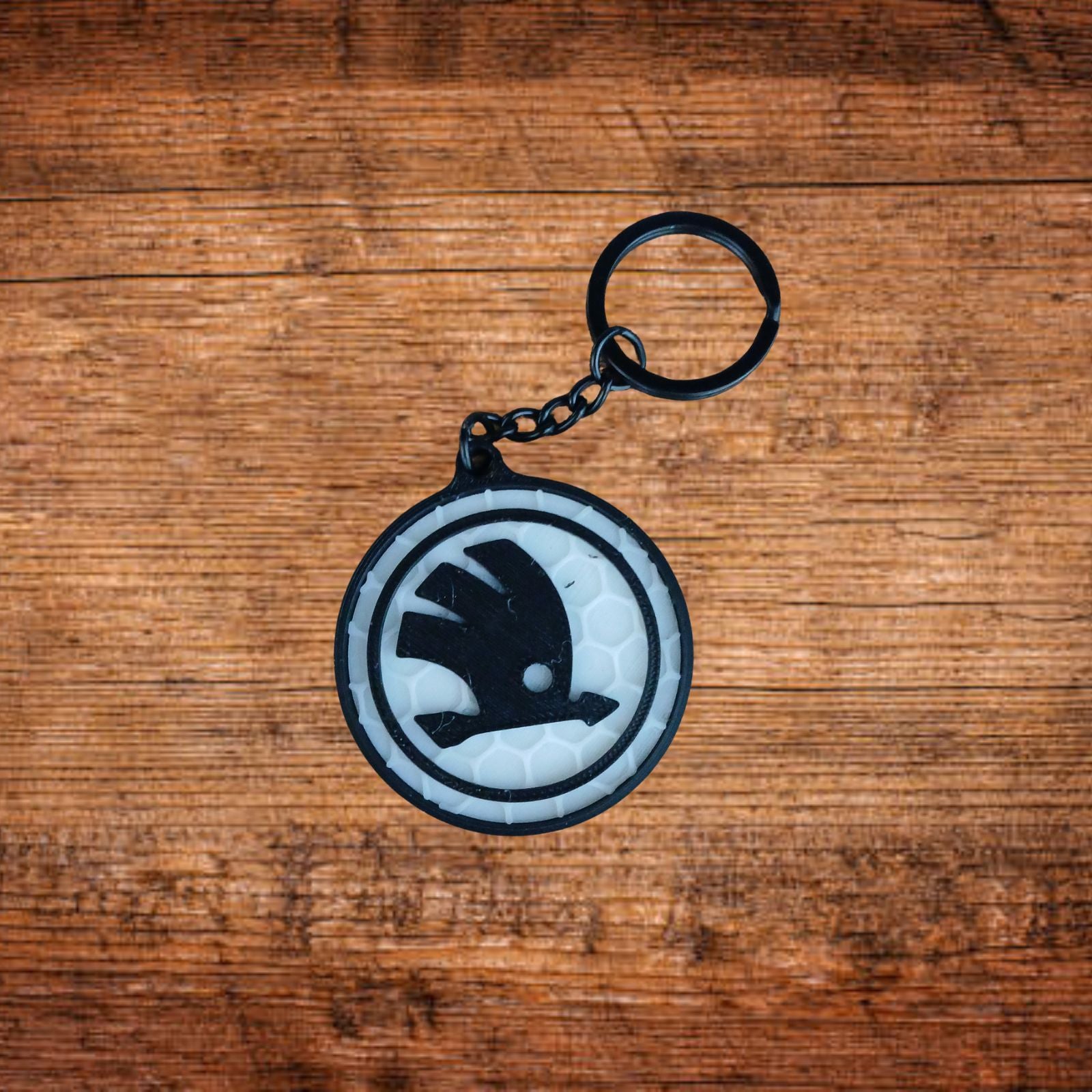 Škoda Schlüsselanhänger rund mit Kette, schwarzem Ring und weißem Emblem
