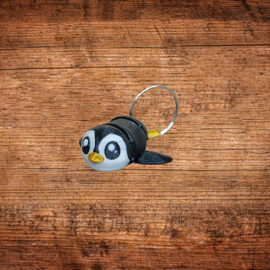 Wackel-Pinguin-Schlüsselanhänger mit Metallring, schwarzem Stoff und gelben Details