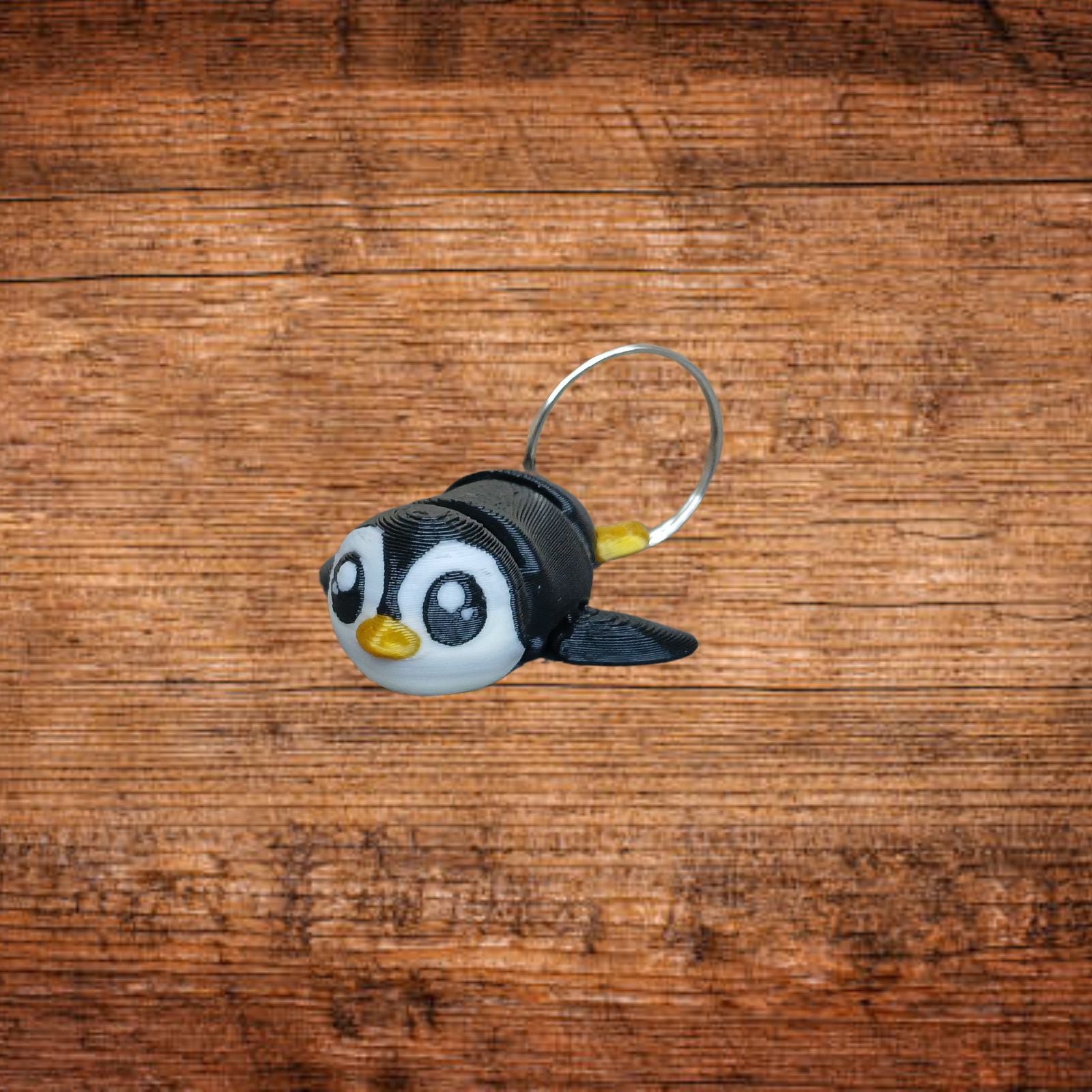 Wackel-Pinguin-Schlüsselanhänger mit Metallring, schwarzem Stoff und gelben Details