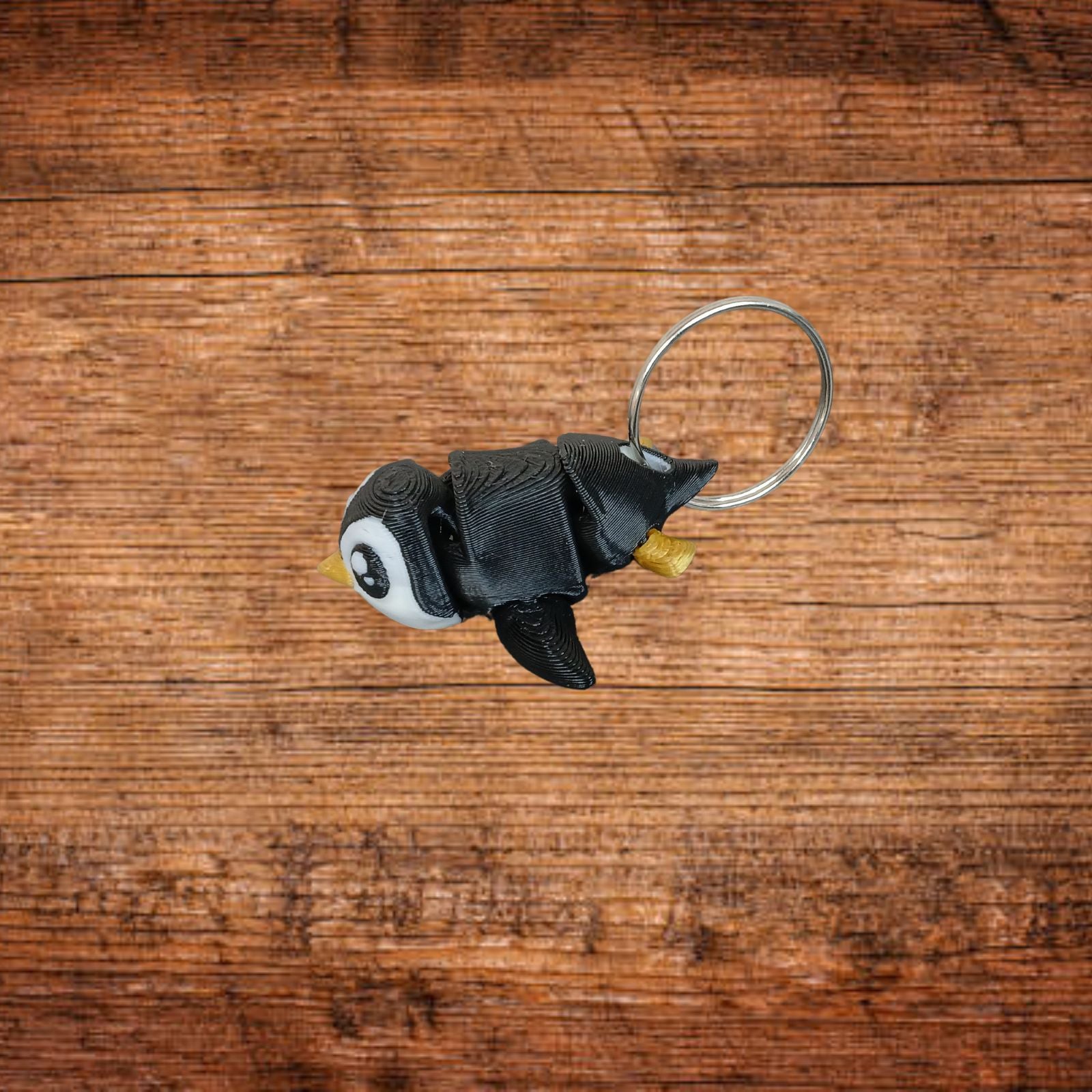 Wackel-Pinguin-Schlüsselanhänger mit Metallring, gefalteter schwarzer Flosse und gelben Pfoten