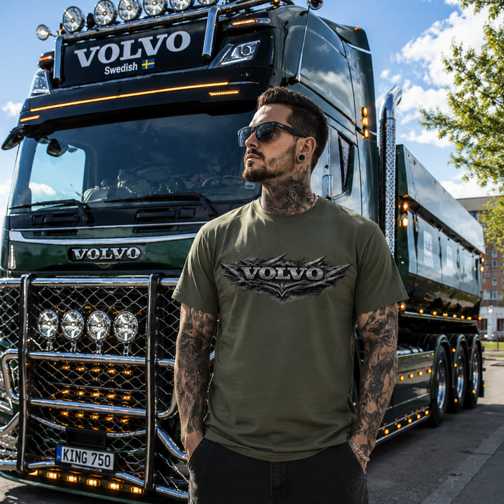 Olives T-Shirt mit VOLVO Metall-Logo, Vorderansicht am Modell