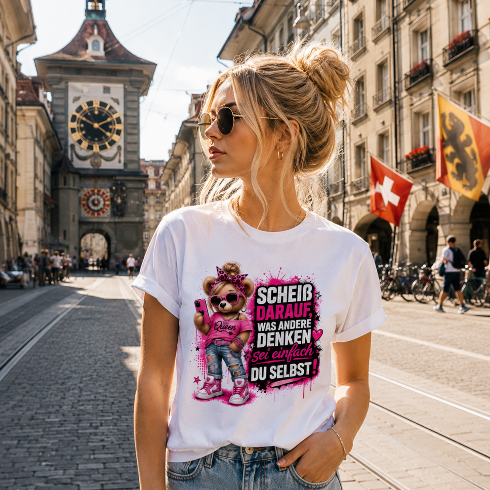 Damen T‑Shirt in Weiß mit Frontprint und Rundhalsausschnitt, zu Jeans getragen