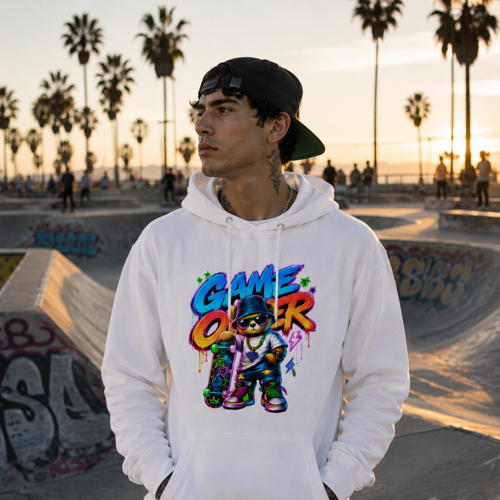 Kapuzenpullover weiß mit Neon-Game-Design und Bär, Kapuze mit Kordeln