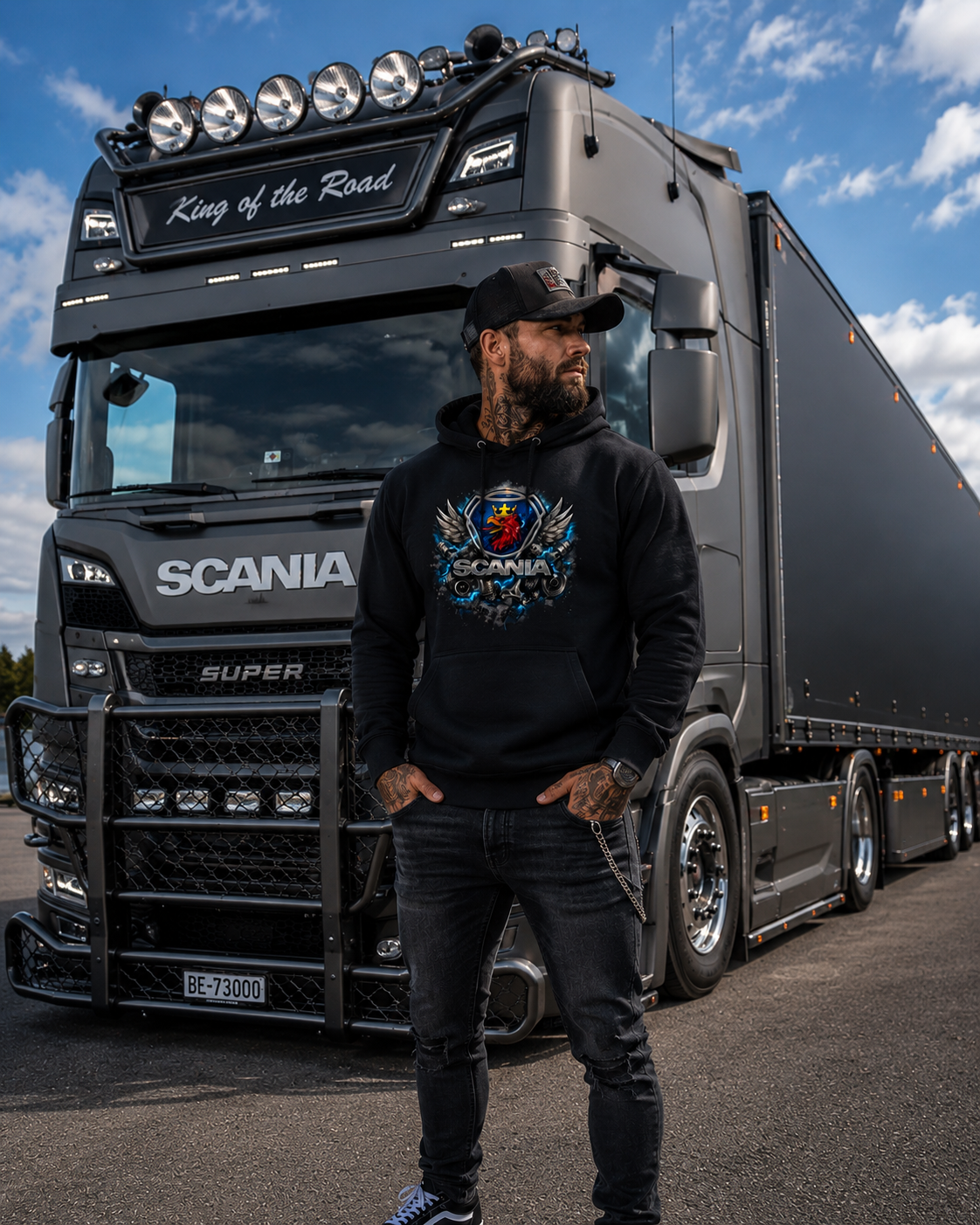 Schwarzer Hoodie mit Kapuze, Kängurutasche und farbiger SCANIA-Grafik vorne am Modell