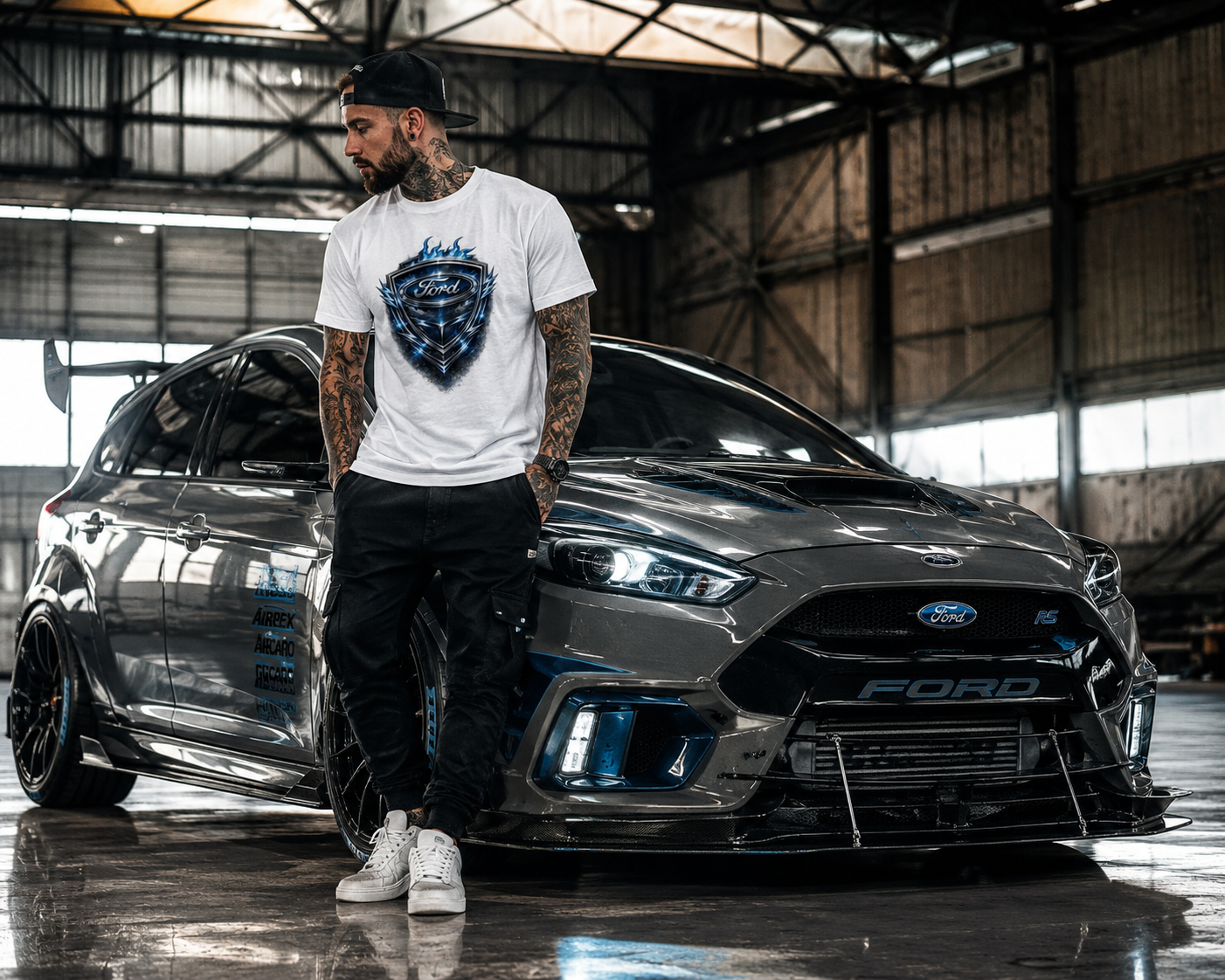 Weißes T-Shirt mit Ford-Wappen-Grafik, blaues Flammenmotiv vorn
