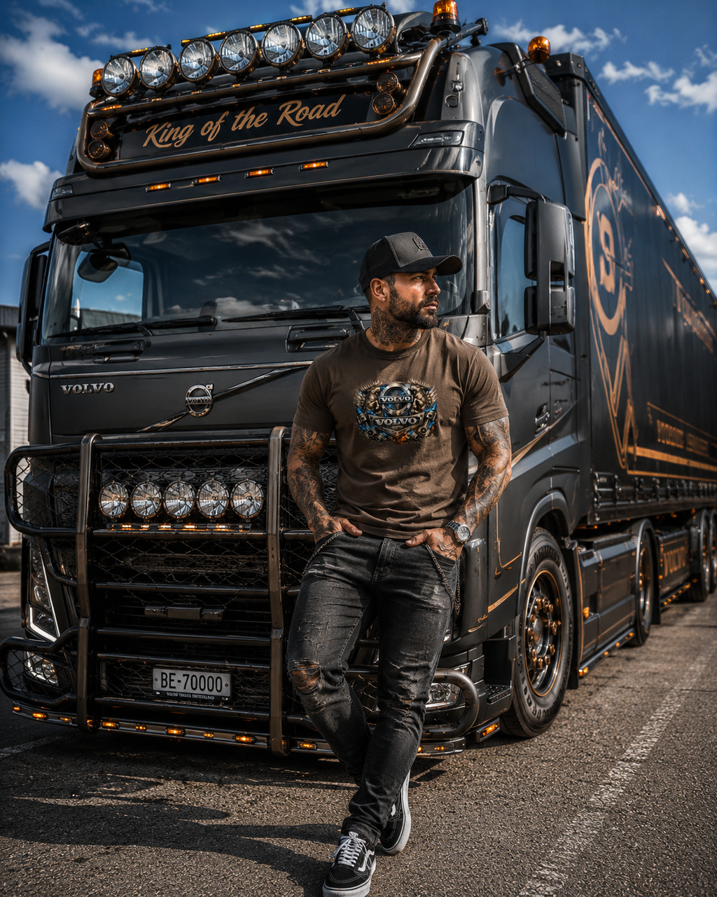 Herren-T-Shirt, schwarzer Stoff mit großem Volvo Steampunk-Brustprint