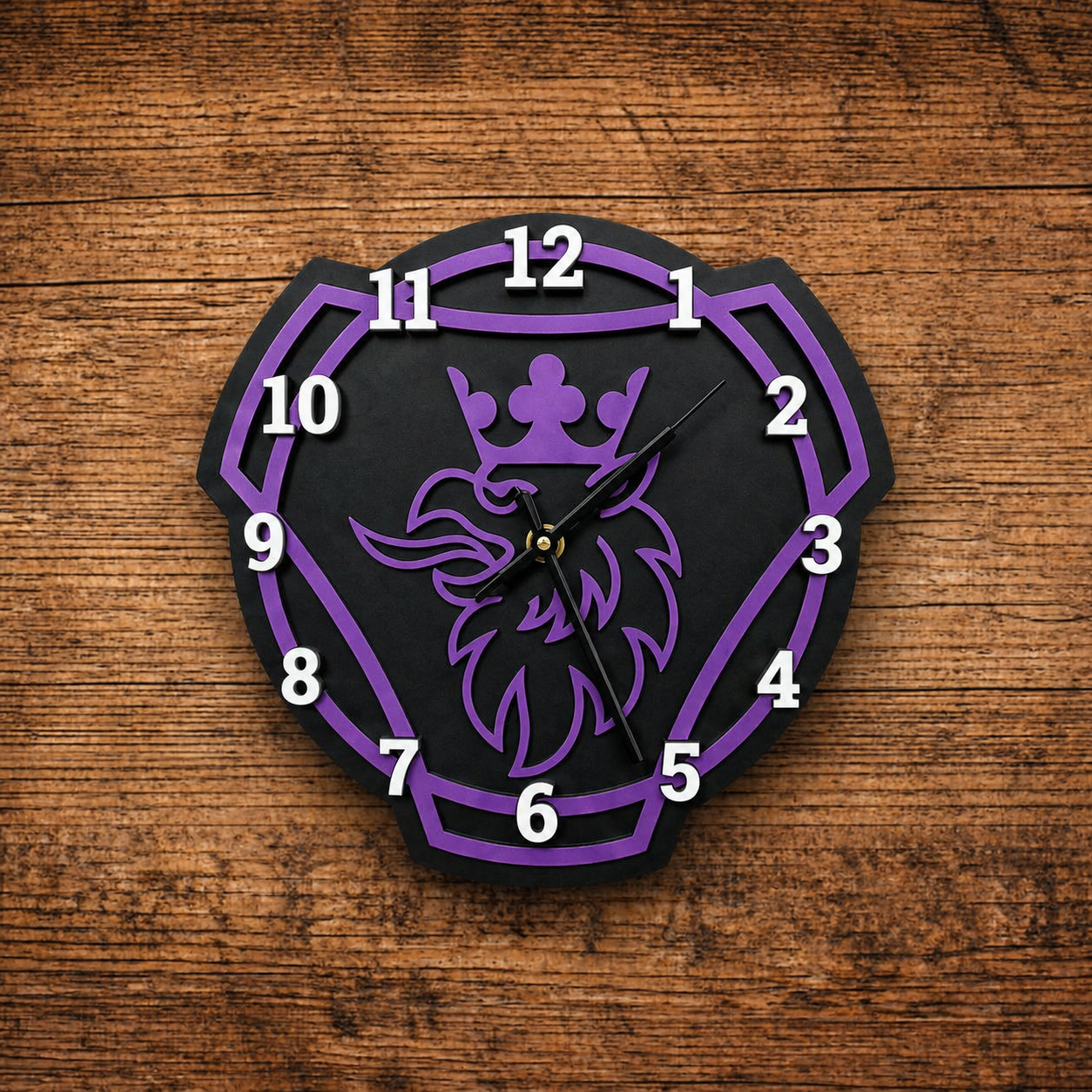 Wanduhr mit Scania-Design, schwarz, violetter Rahmen und Löwenkopf-Motiv mit Ziffern
