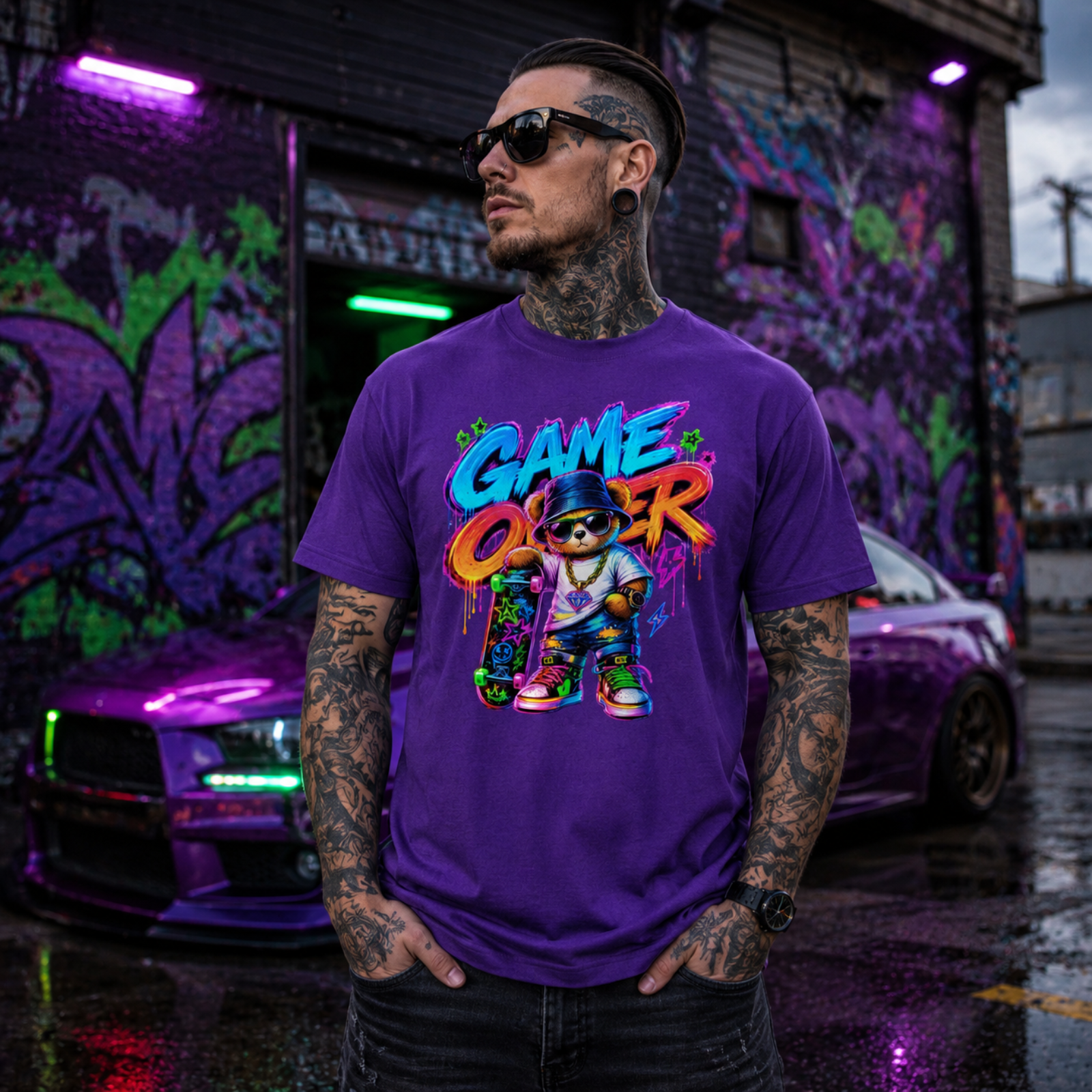 Lila T-Shirt mit buntem „Game Over“ Bären-Graffiti-Print, an Person getragen