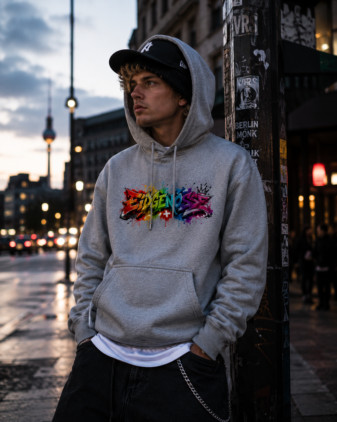 Grauer Kapuzenpullover mit Frontprint aus buntem Graffiti und Kängurutasche