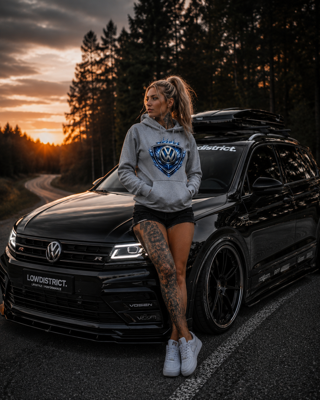 Grau melierter Kapuzenpullover mit VW-Emblem im Shield-Design vorn