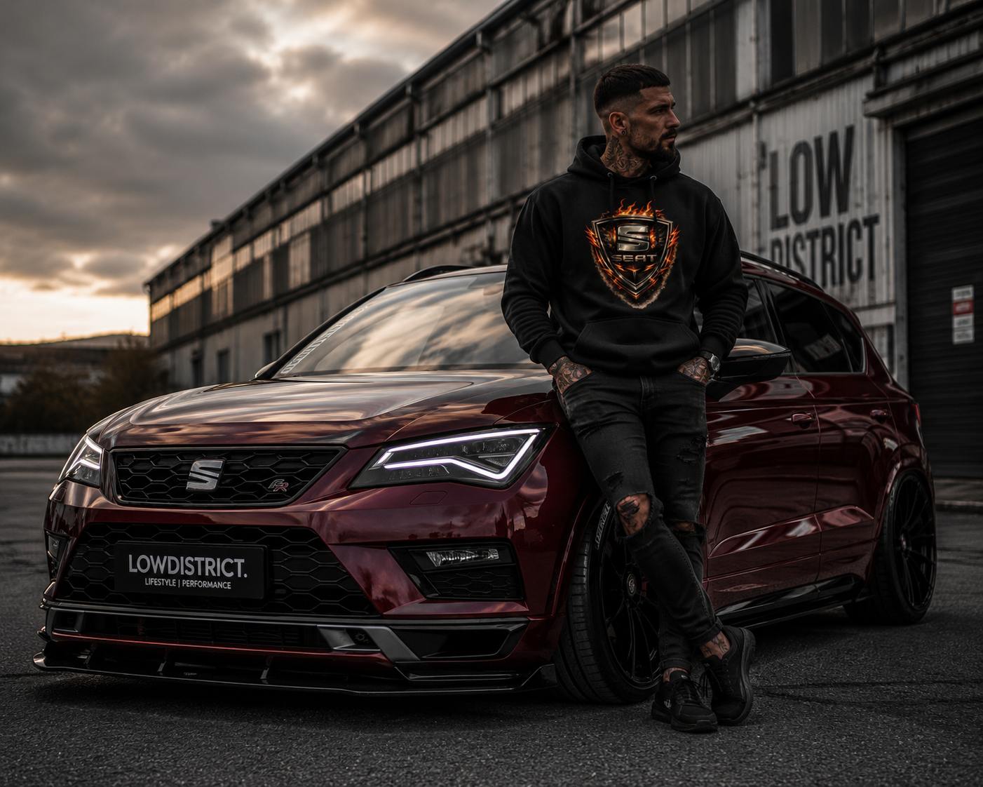 Schwarzer Hoodie mit Kapuze und Kängurutasche, großes SEAT-Emblem vorne