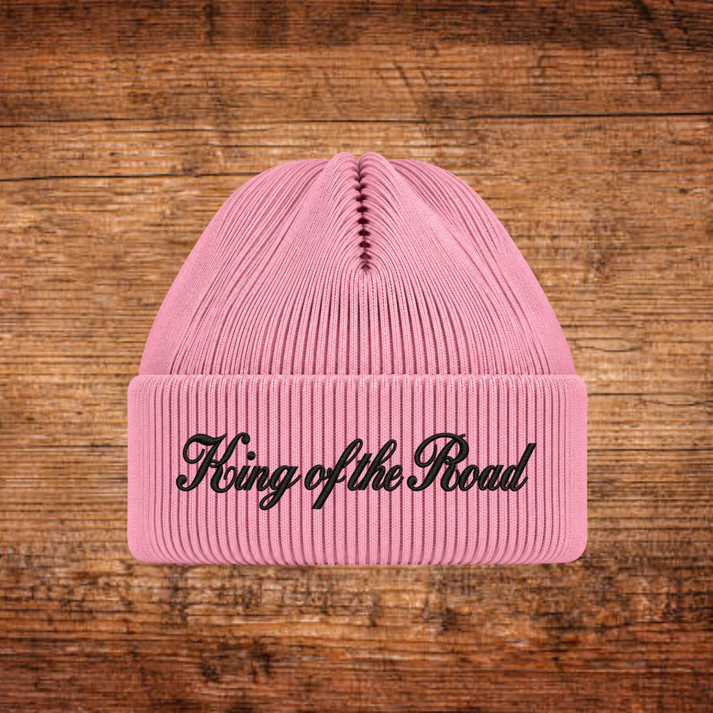 Wintermütze/Beanie in Rosa mit geripptem Strickbund und besticktem Schriftzug vorne