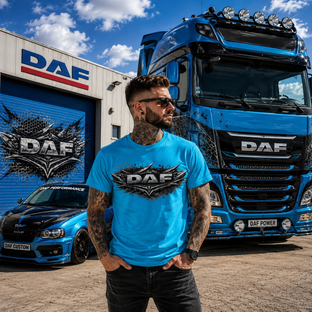 Türkisfarbenes T-Shirt mit DAF Frontlogo am Modell, kurzarm und Rundhalsausschnitt