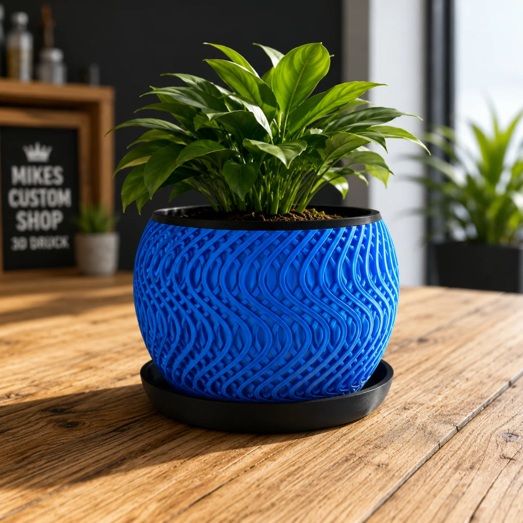 Blumentopf Wave aus 3D-Druck, blau, mit Rippenstruktur und schwarzem Rand, 14 cm