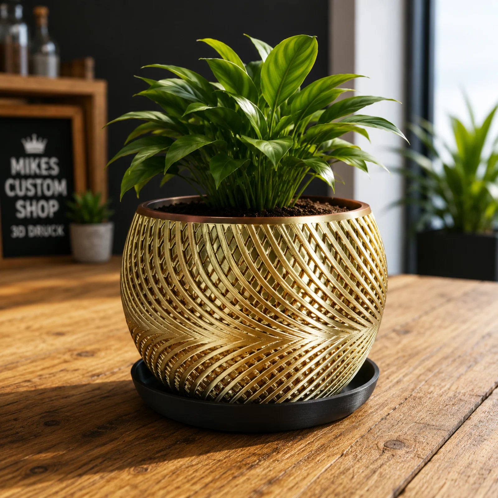 3D-gedruckter Blumentopf „Gold Wave“ mit goldenem Rattanmuster und schwarzer Unterlage