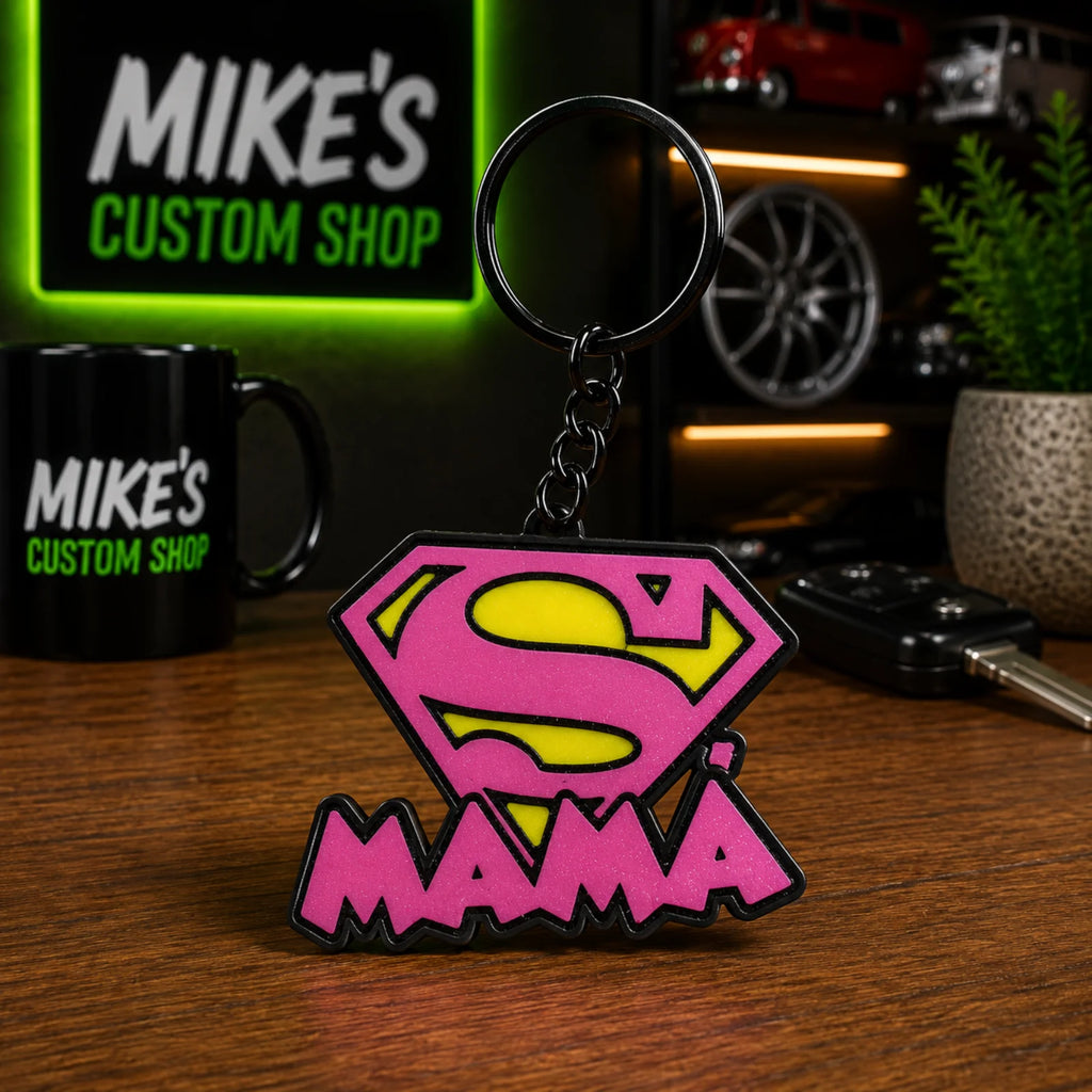 3D-gedruckter Schlüsselanhänger „Super Mama“ mit lila Superhelden-Emblem und „MAMA“