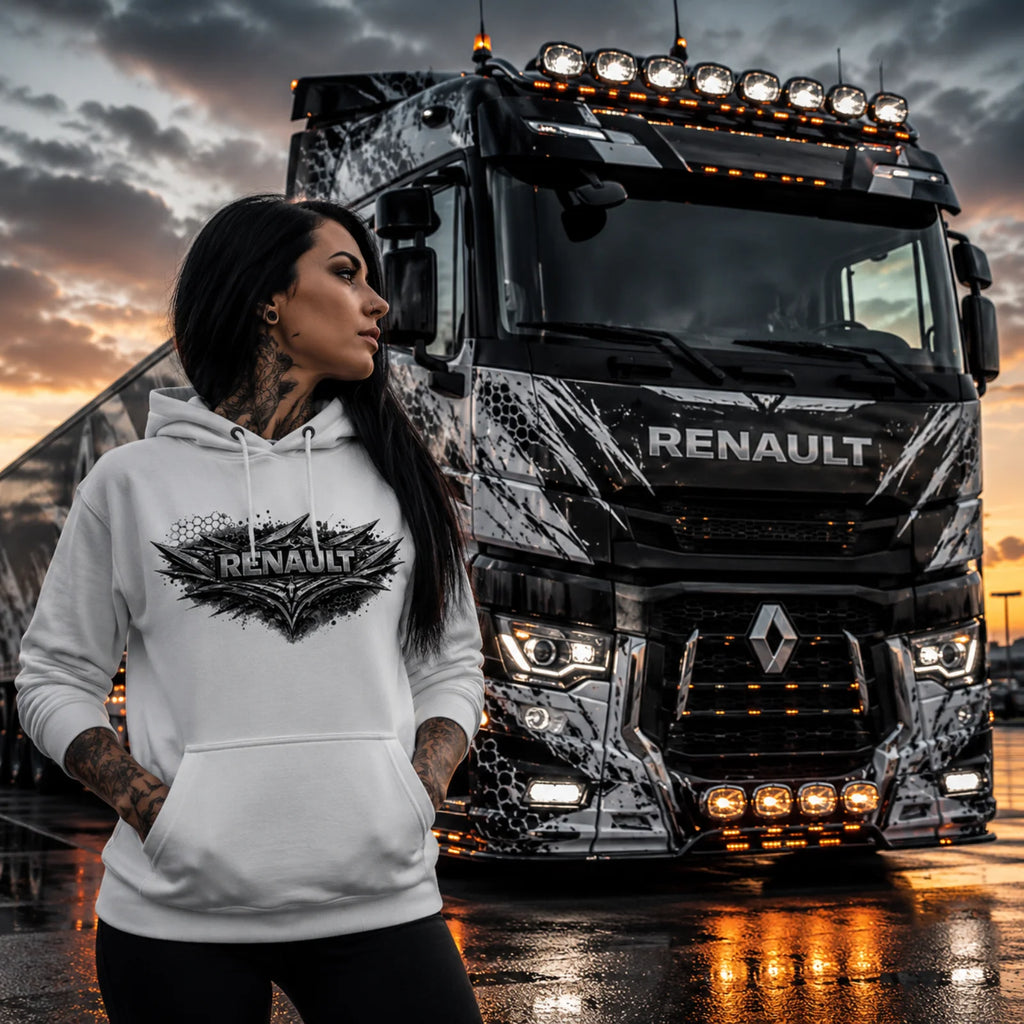 Weißer Kapuzenpullover mit Renault Logo, getragen von einer Person im Vordergrund