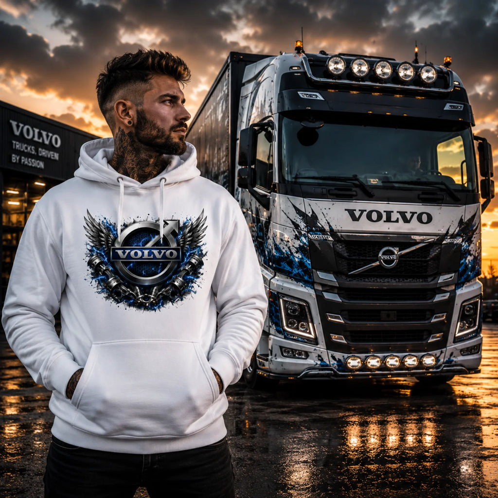 Weißer Kapuzenpullover mit Volvo-Flügel-Logo, von Person getragen
