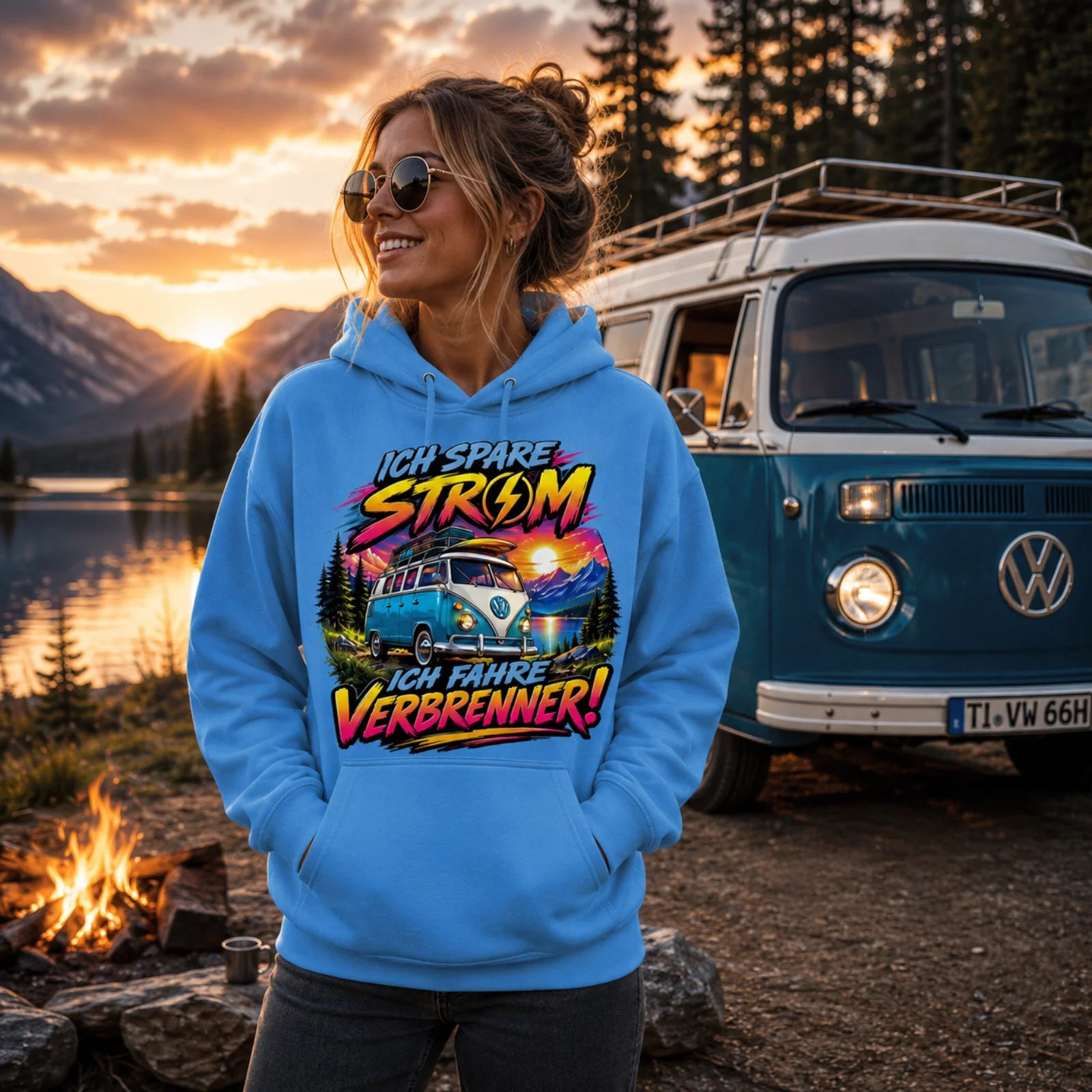 Blauer Hoodie mit Kapuze und großem Comic-Print im Brustbereich