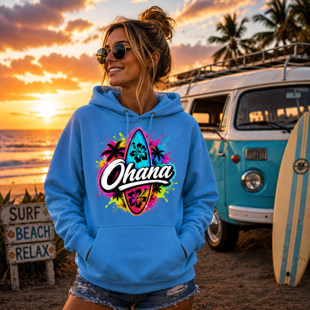 Türkisblauer Kapuzenpullover mit Frontprint „Ohana“ an einer Person getragen