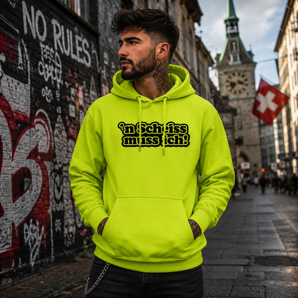 Neongrüner Kapuzenpullover mit Frontdruck „n Scheiss muss ich“, am Modell getragen.