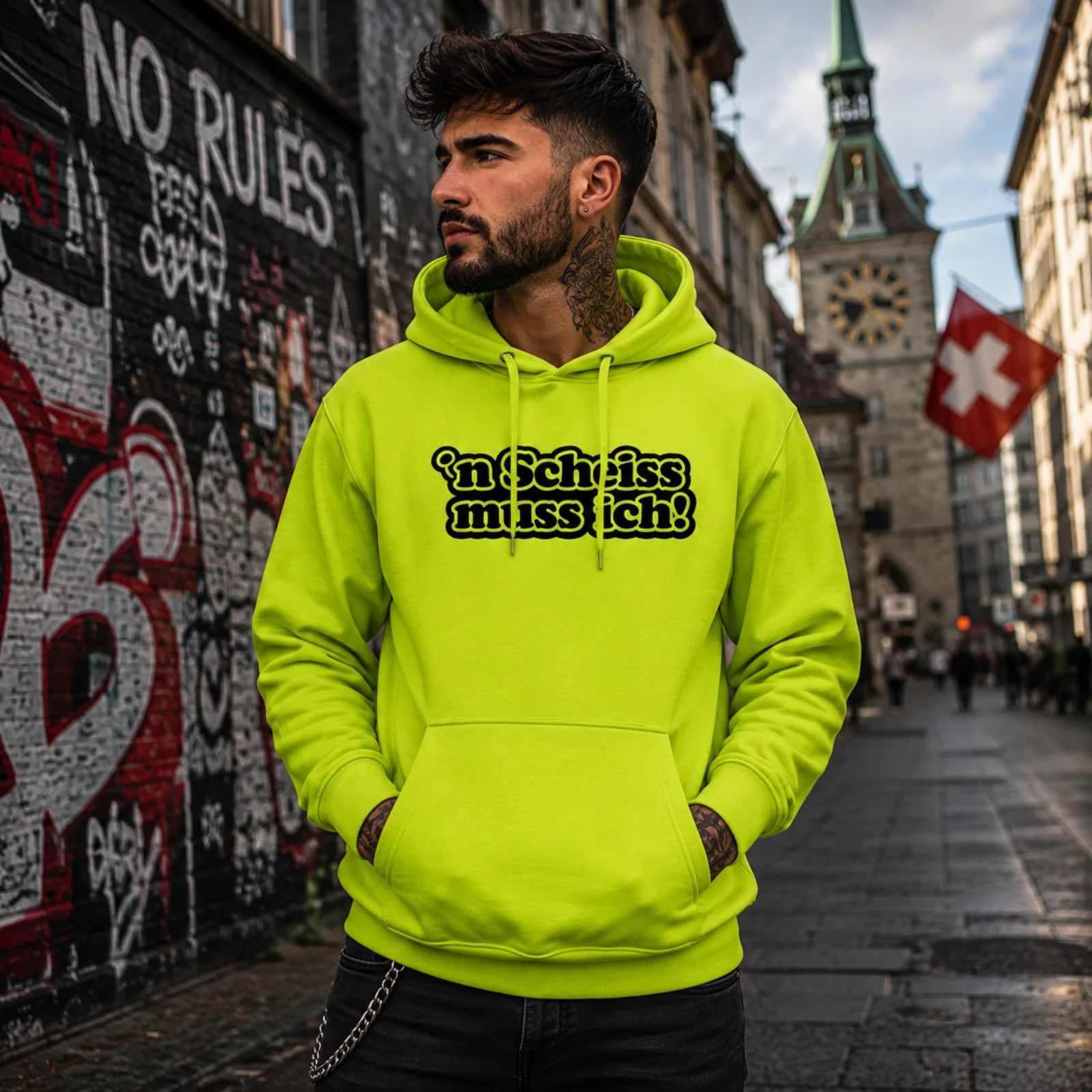 Neongrüner Kapuzenpullover mit Frontdruck „n Scheiss muss ich“, am Modell getragen.