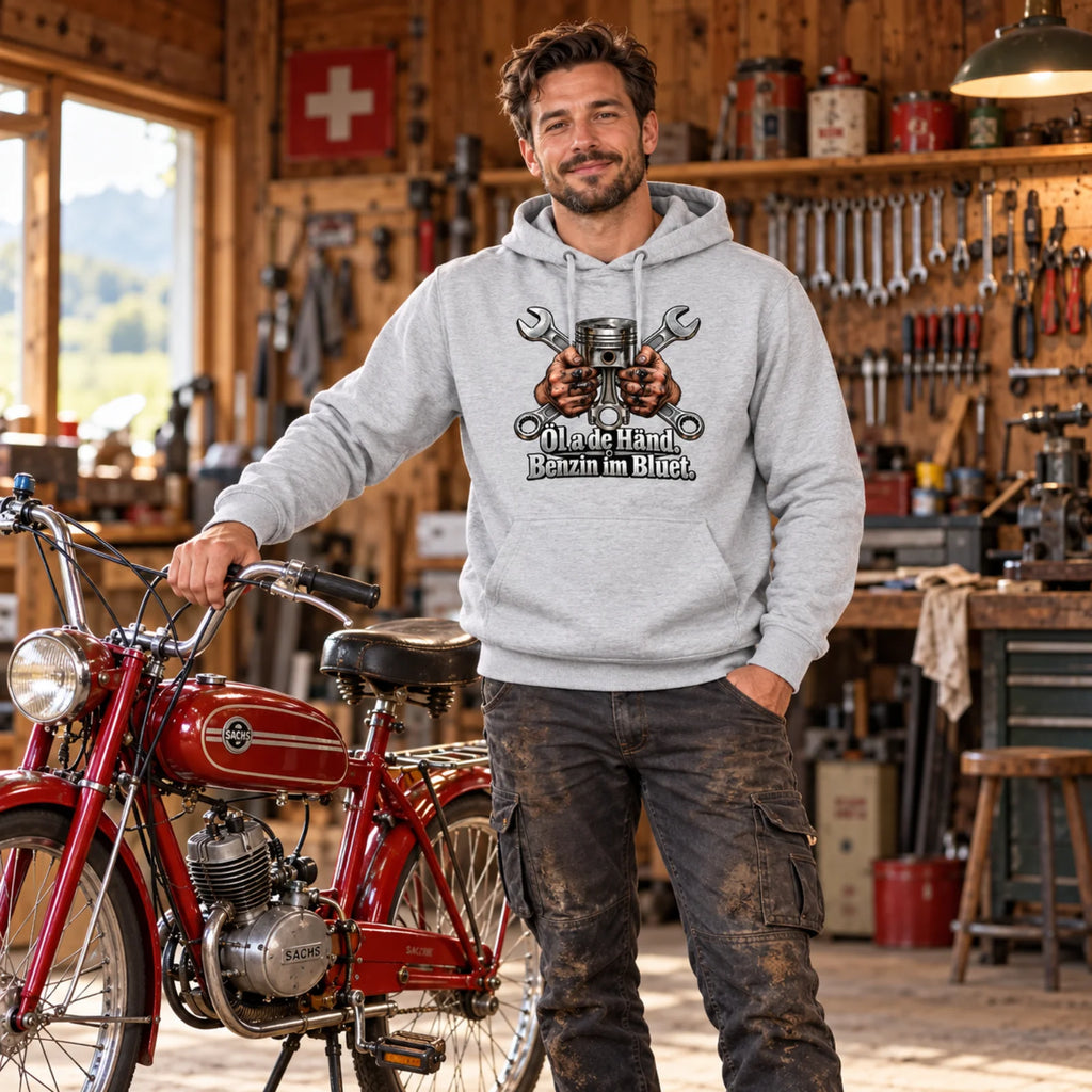 Graue Hoodie mit Kapuze, vorn Schrauber-Print mit Motor und Händen; getragen vom Mann