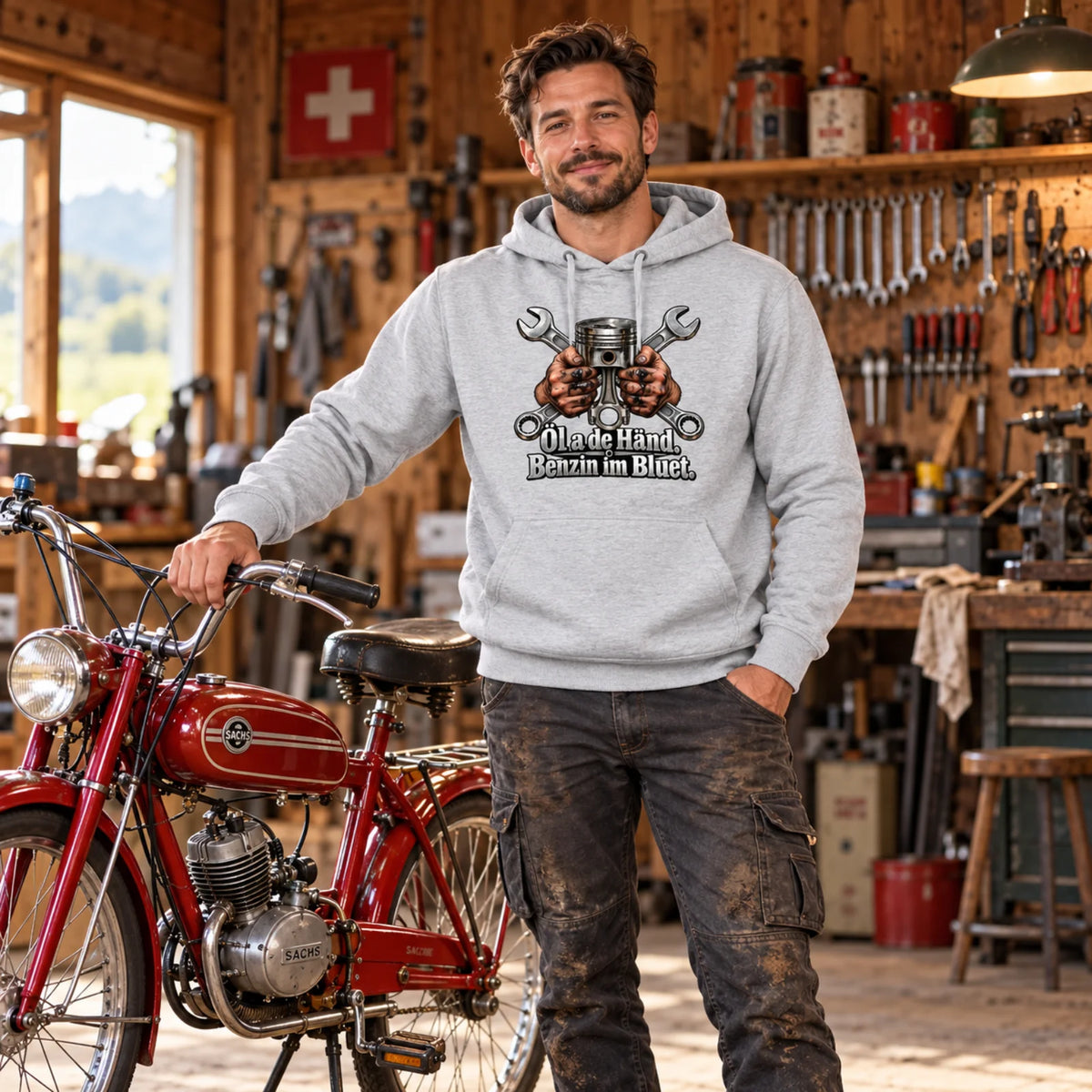Graue Hoodie mit Kapuze, vorn Schrauber-Print mit Motor und Händen; getragen vom Mann
