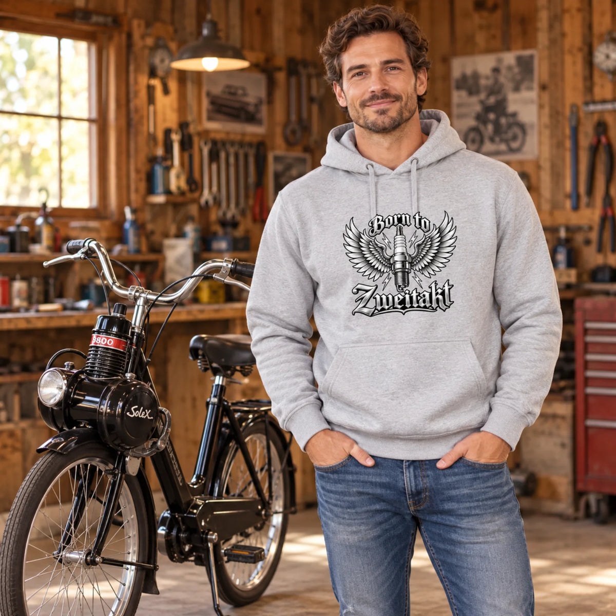 Zweitakt Hoodie in Grau mit Kapuze und Zündkerzen-Flügel-Motiv, getragen von Modell