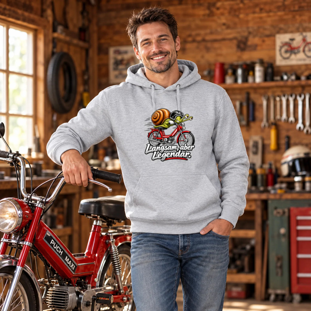 Grauer Hoodie mit Kapuze und Schnecken-Mofa-Motiv, am Modell getragen