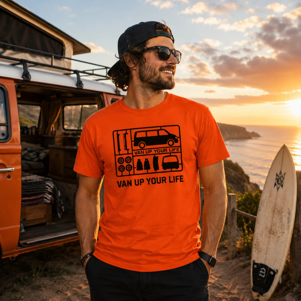 Orangefarbenes T-Shirt mit Bus-Print am Modell getragen