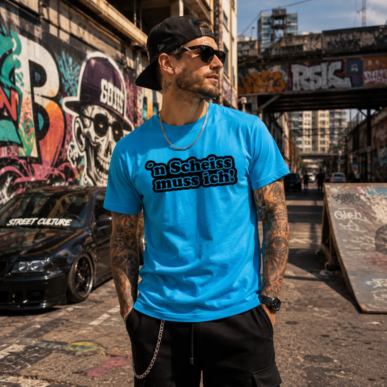 Türkises T-Shirt am Modell mit Rundhalsausschnitt und Schriftprint vorne