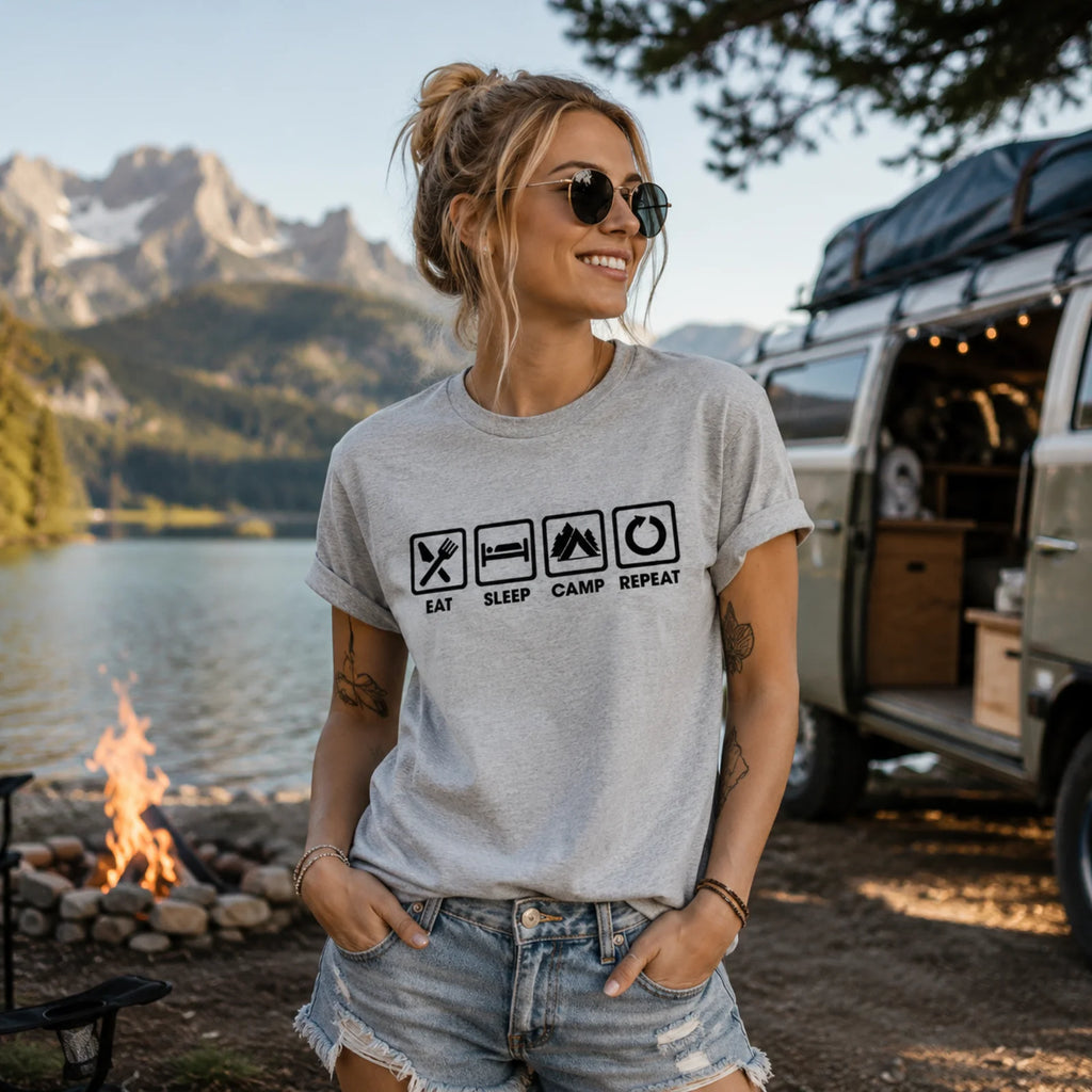 Graues T-Shirt am Modell mit Frontprint aus Symbolen und Text (EAT/SLEEP/CAMP/REPEAT)