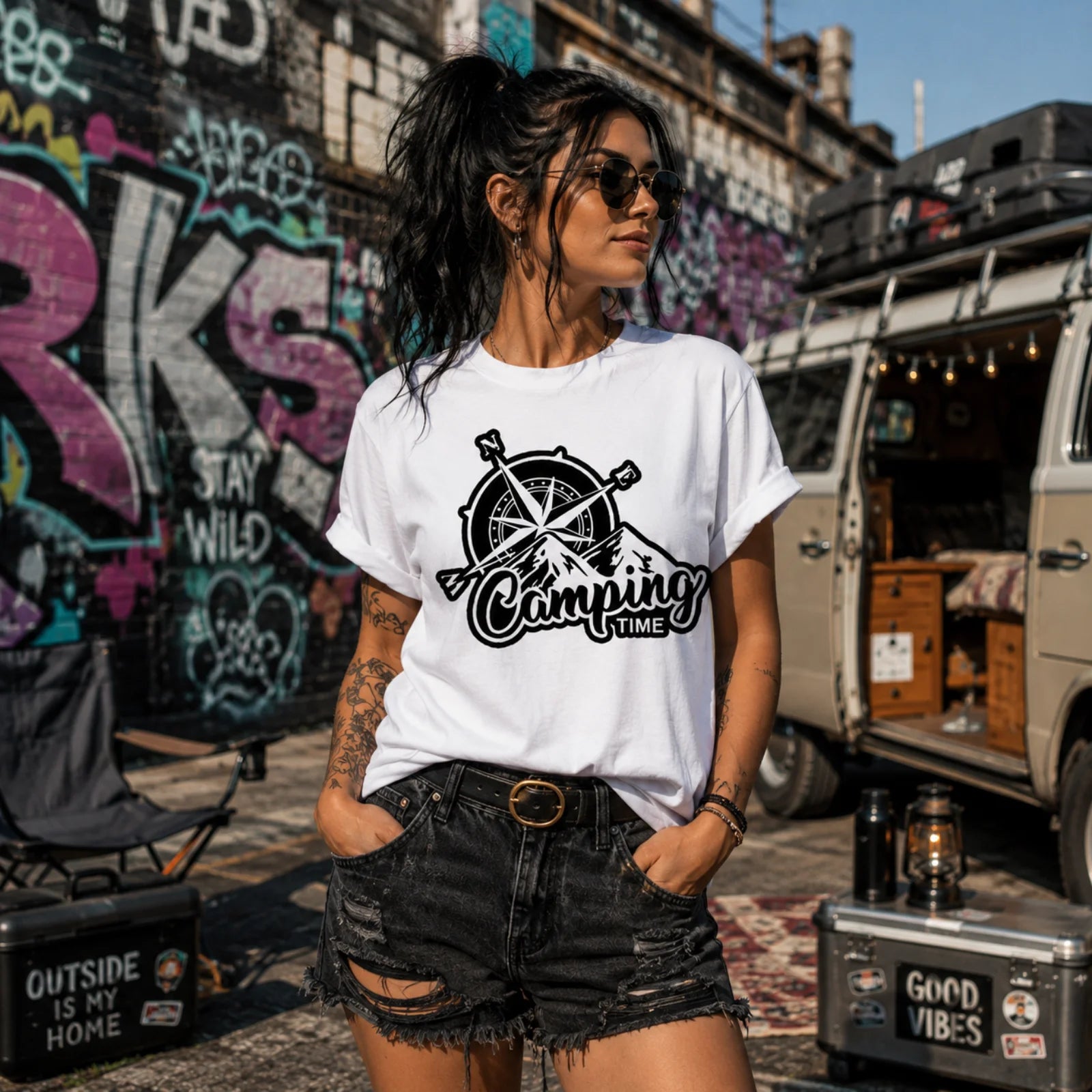 Weißes T‑Shirt mit Camping-Kompass-Logo auf der Brust
