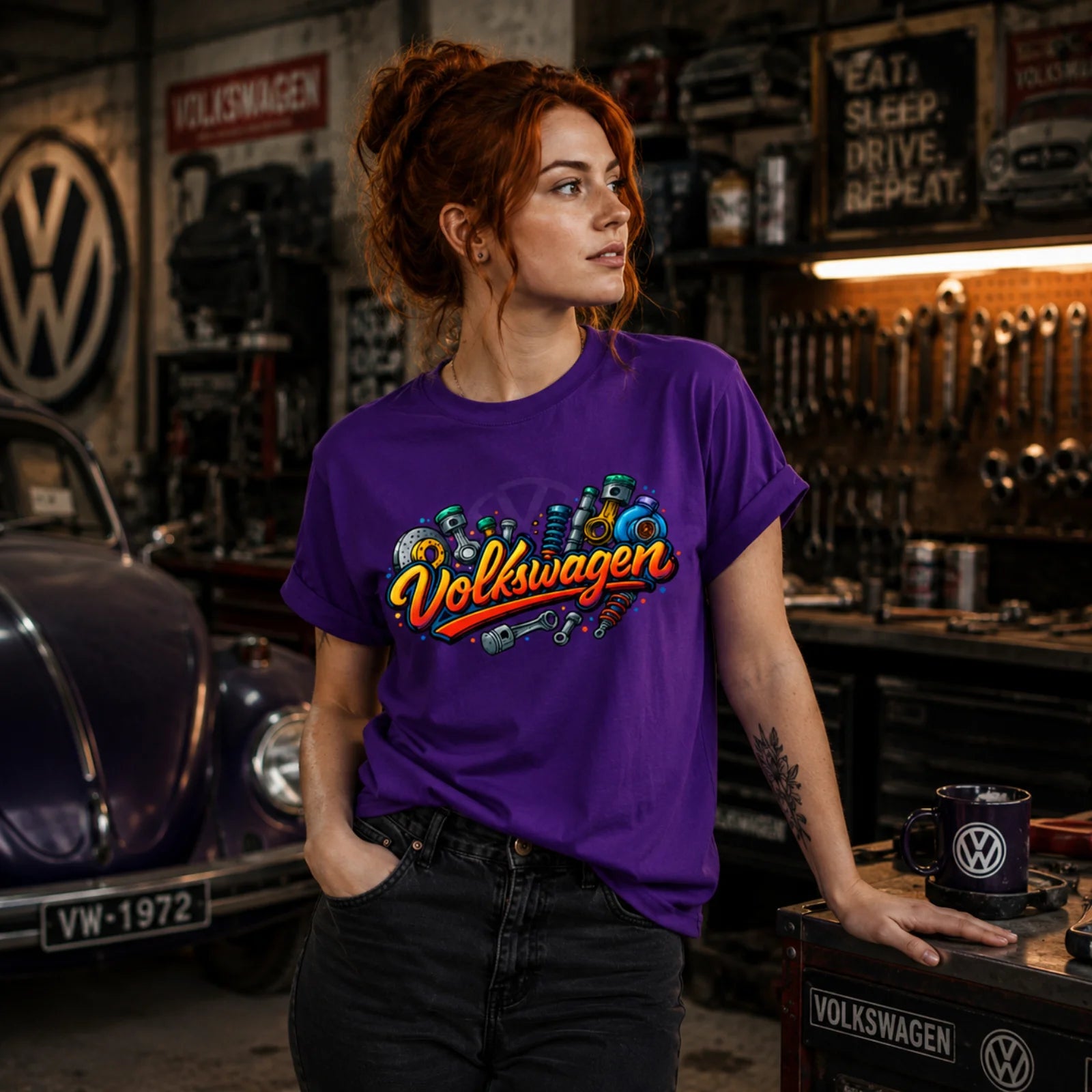 Lila Herren-T-Shirt mit Volkswagen-Logo und Motor-Grafik vorne