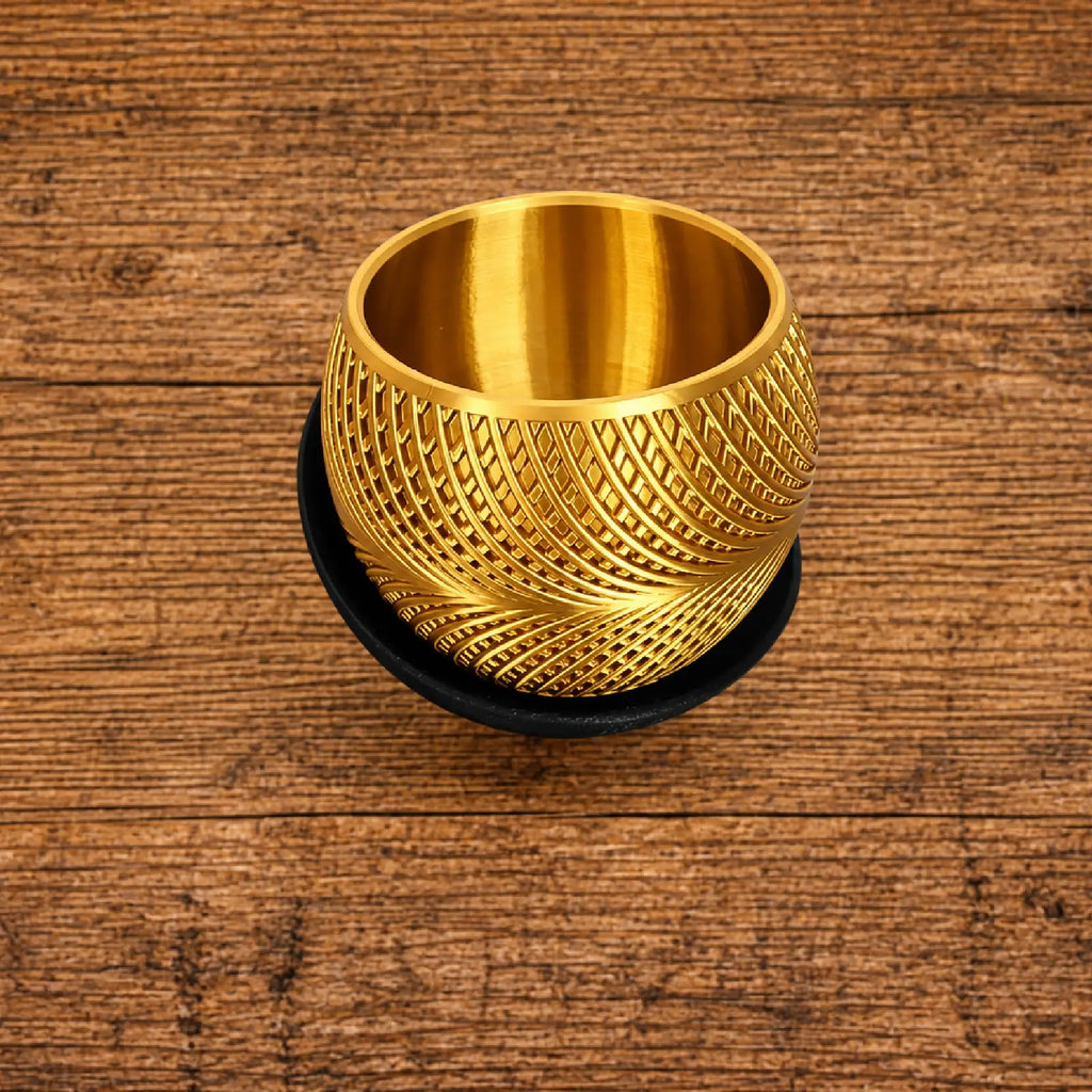 Goldener 3D-gedruckter Blumentopf mit Wellenmuster und schwarzer Untertasse