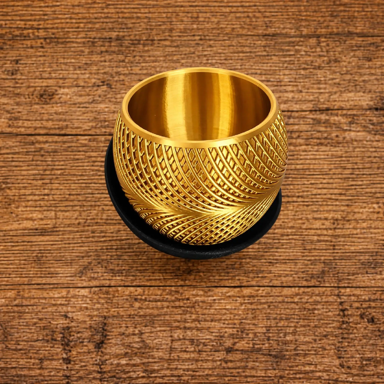 Goldener 3D-gedruckter Blumentopf mit Wellenmuster und schwarzer Untertasse