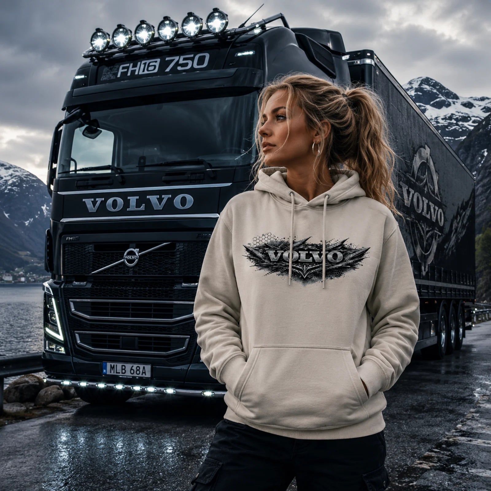 Beiger Kapuzenpullover mit Kängurutasche und großem Volvo-Logo auf der Rückseite
