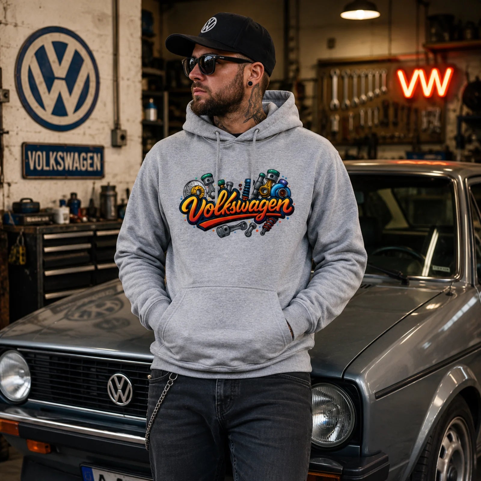 Grauer Kapuzenpullover mit Volkswagen-Frontlogo und Kängurutasche