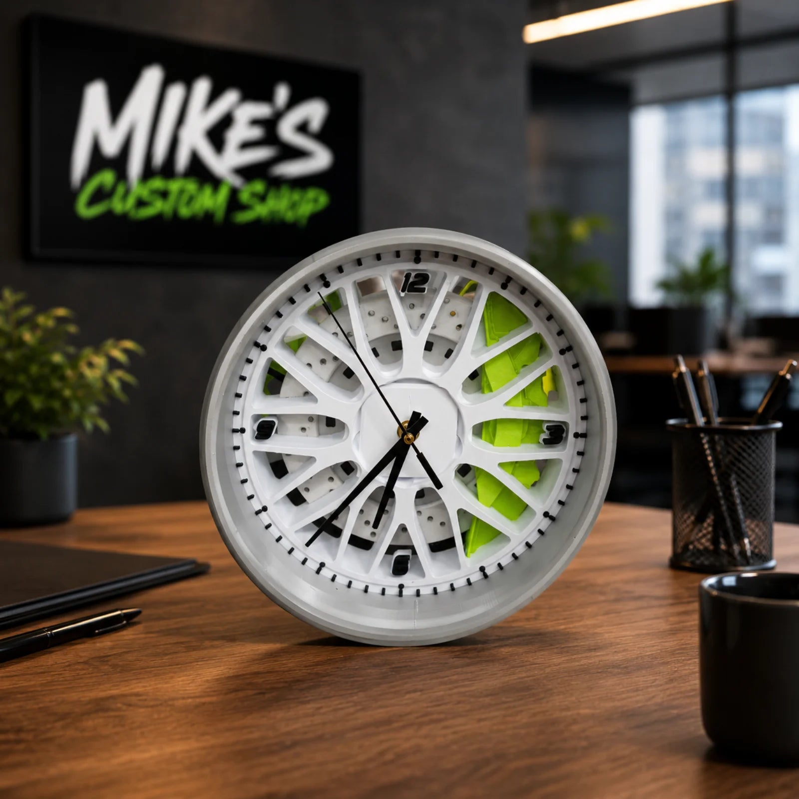 BBS-Felgenwanduhr mit Motorsport-Raddesign, weiß-silberner Reifenoptik und grünen Speichen