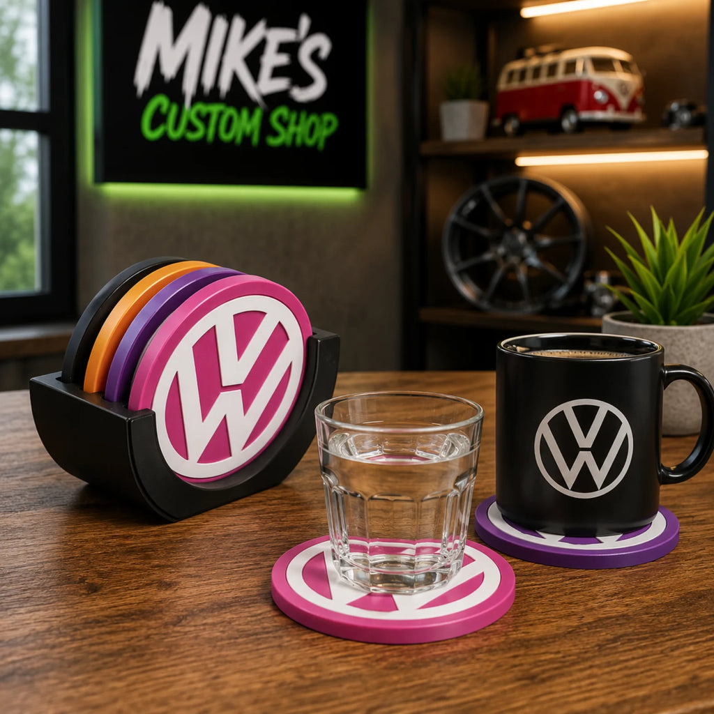 Getränkeuntersetzer-Set mit Halter: VW-Emblem, bunt gestreift und lila Untersetzer.