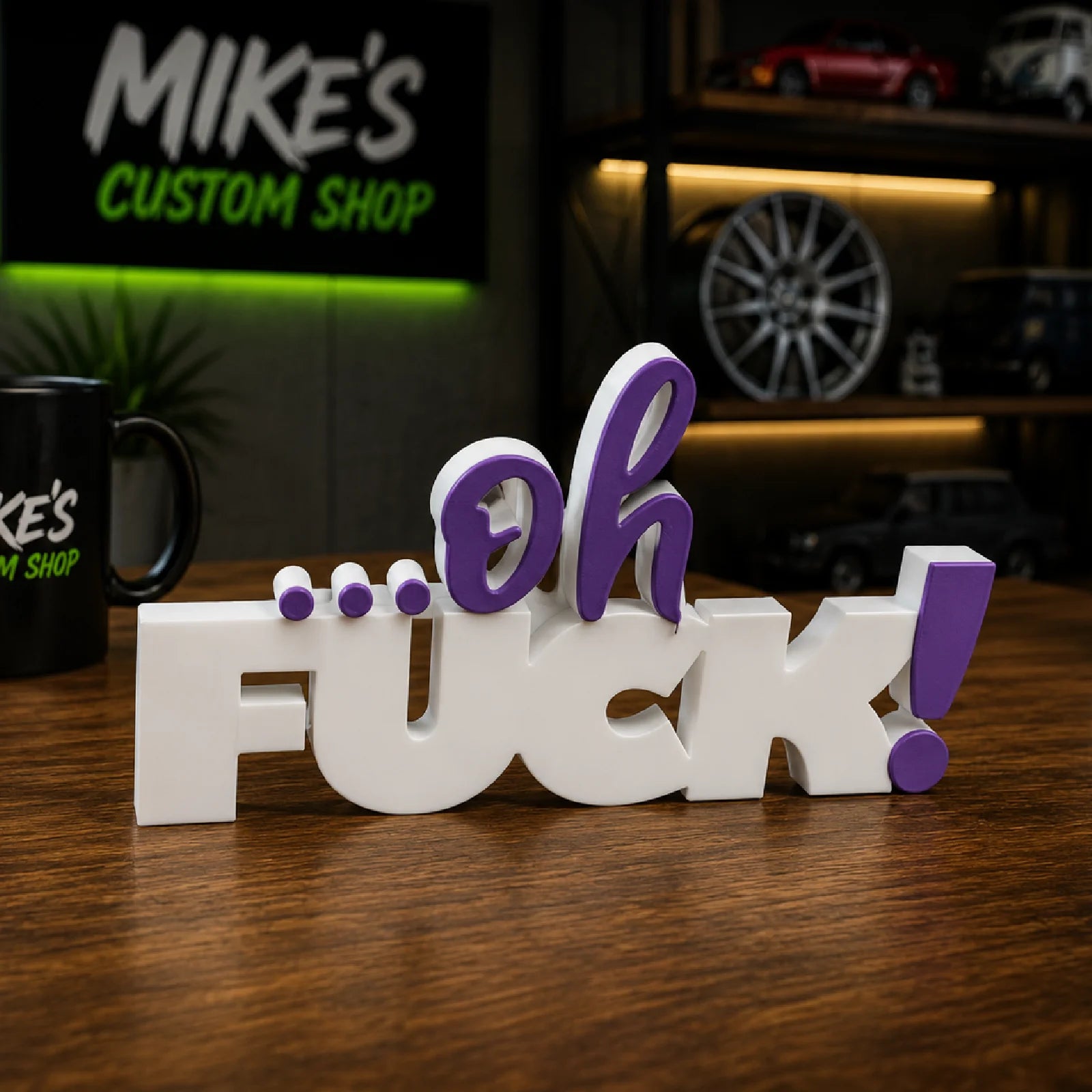 Lila Tischaufsteller aus PLA mit 3D-Schriftzug „Fuck“